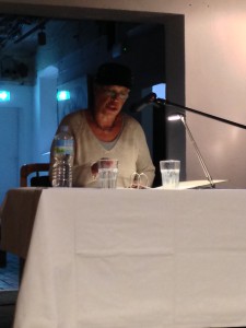 Edna Schuchardt bei einer Ostfriesenkrimi-Lesung in Leer