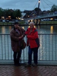 Susanne Ptak und Edna Schuchardt am Leeraner Hafen